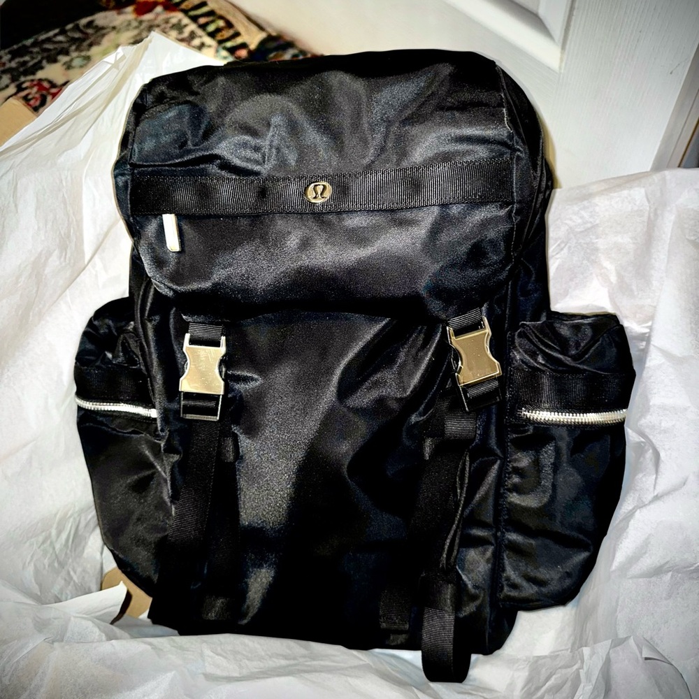 Black Backpack Lululemon Wanderlust 25L Used on one flight coming home.